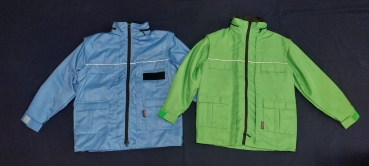 Blouson malibublue, Jacke in hellblau, Fahrdienstjacke, Jacke mit abnehmbaren Ärmeln, hellblaue Jacke mit silbernen Biesen, grüne Jacke