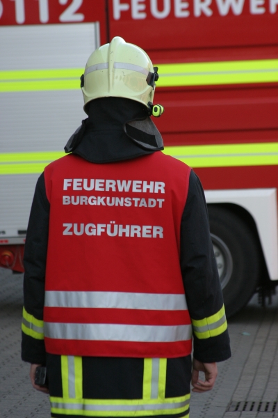 Warnweste dunkelrot Art. 8800, Überwurfweste rot, leichte Kennzeichnungsweste, Weste mit Reflexstreifen,